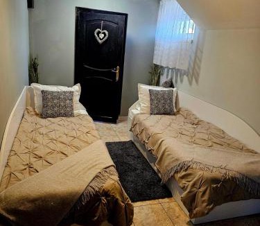 Albestii Paminteni House | Mera Holiday Inn