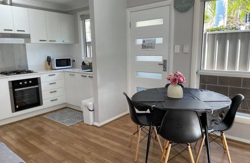 Mortdale House | Mery's Place. Beautiful 2 bedroom Cottage 3min walk 2 Mortdale train station