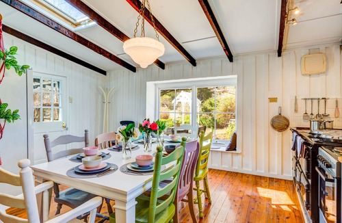 Berrima House | Mirriyindi - Unique Berrima escape for 7 in the Southern Highlands - 4pm check out Sundays