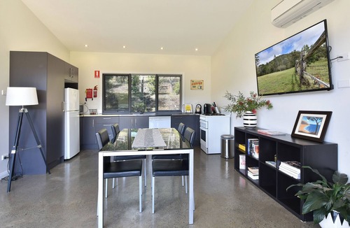 Cessnock City Council Villa | Modern 2 bedroom villa. Sleeps 4. Stunning 200 acre property. Pet Friendly!
