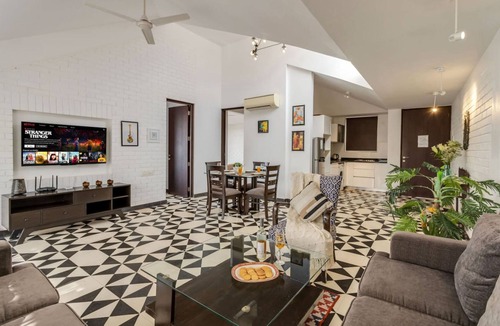 Nerul Apartment | Modern 2bhk w Rooftop Pool 10 Mins Drive to Beach