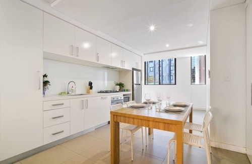Chippendale Apartment | Modern 2BR 3 min to Central Station FREE Parking