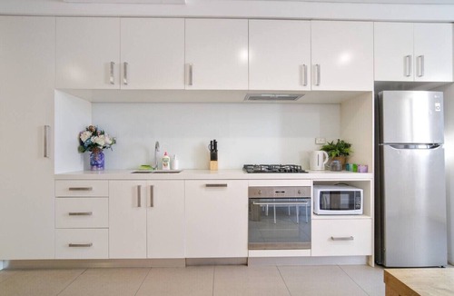 Chippendale Apartment | Modern 2BR 3 min to Central Station FREE Parking