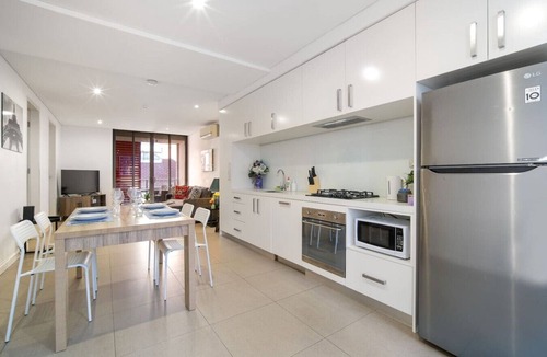 Chippendale Apartment | Modern 2BR 3 min to Central Station FREE Parking