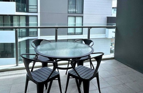 Woolloongabba Apartment | Modern 2BR with Balcony Overlooking The Gabba