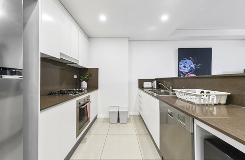 Mascot Apartment | Modern 3BR Mascot Retreat | Walk to Train &Airport