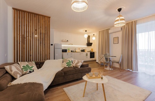Timisoara Apartment | Modern Apartment with Private Parking and Balcony, Timisoara center