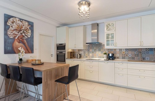 Militari Apartment | Modern Flat, Walk to 2 Metros
