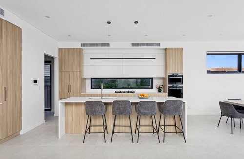 Sans Souci House | Modern Getaway in Sans Souci - 5 minutes to the Lady Robinson Beach!