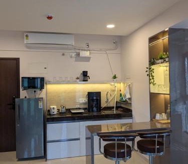 Pashan Apartment | Modern Hill-View Studio - Work-Friendly - Pashan