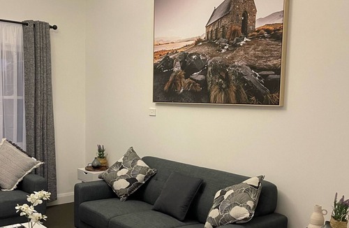 Horsham House | Modern house sleeps 6