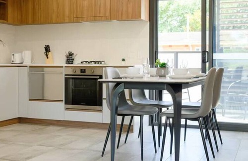Marrickville Apartment | Modern Marrickville Studio | 10 Min Walk to Train
