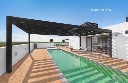 North Sydney Apartment | Modern Spacious City Pad with Rooftop Pool and Gym