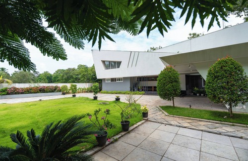 Neyyattinkara Villa | Modern Wedge House