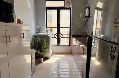 Pali Hill Apartment | Modern3BR Bandra Trendy Location