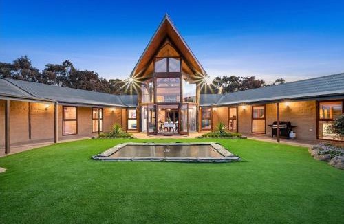Whittlesea House | Moon light Retreat