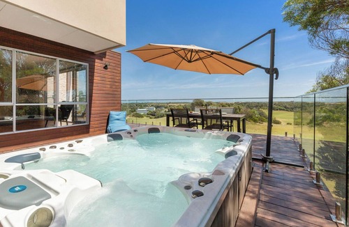 Fingal Apartment | Moonah Views Luxury Getaway with Jacuzzi