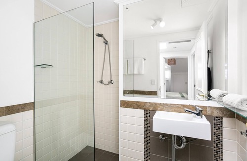 Spit Junction Apartment | Mosman - HARB5 - Harbour Street - Superb elevated apartment providing privacy and comfort