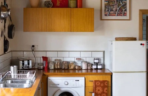 Chewton Bushlands House | Mud Brick Eco Retreat | 15 mins from Castlemaine