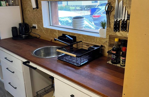 Moama Cabin | Murray River Escape – Family Cabin with Pool, Waterpark & Boat Access