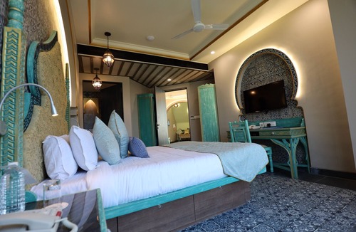 Petlad Hotel | Neonz Resort & Club