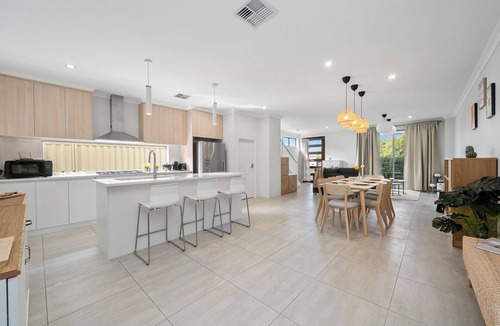 Piara Waters House | NEW! Modern 4BR Family Stay near Parks & Shops