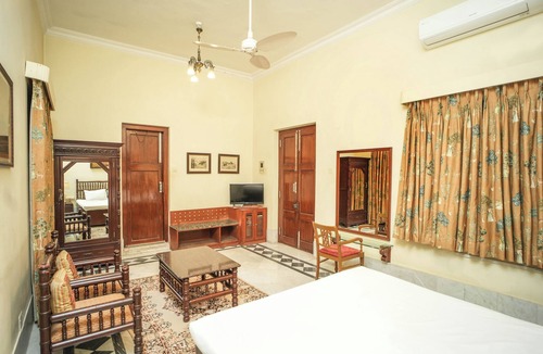 Bhavnagar Hotel | Nilambag palace