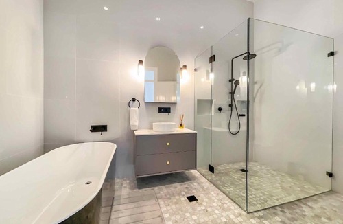 Lovedale House | Nine Hunters