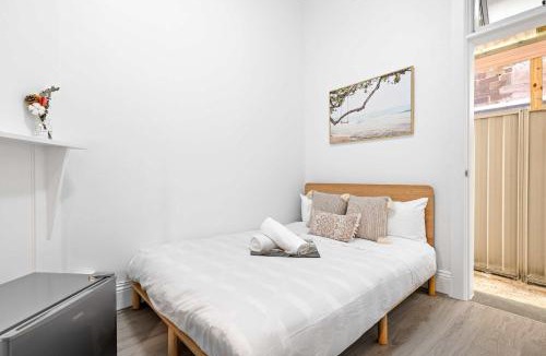 Kensington House | No Frill Economic Double Room - Ideally Located - Shared External Bathroom & Kitchen