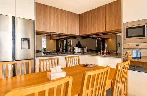 Alexandria Apartment | North-Facing 3BR with City Views & Parking