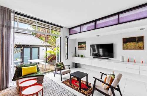 Camperdown House | 'Northwood Haus' Refined Federation-style Retreat