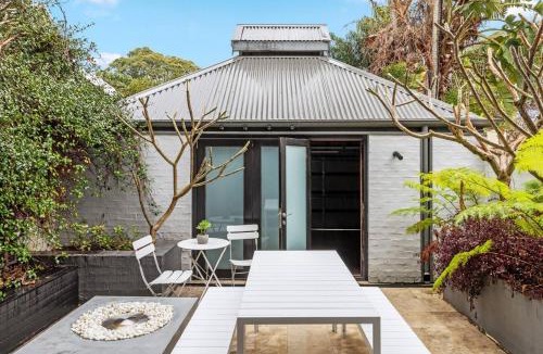 Camperdown House | 'Northwood Haus' Refined Federation-style Retreat