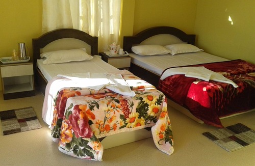Pelling House | Oak Valley Retreat – A Cozy Homestay, Lively Hostel & Vibrant Café in the Hills!