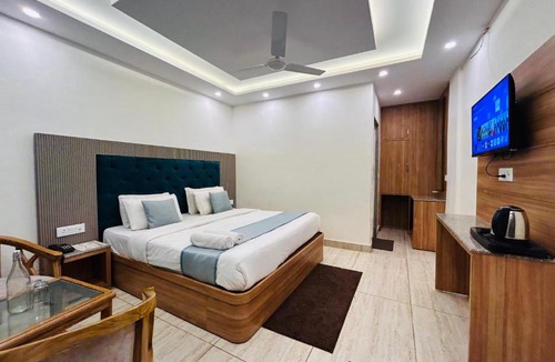 The Mall Road Hotel | Oakleaf Hotel & Resort - A Classic Rooms & Prime Location Near Library Chowk