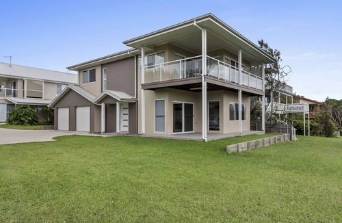 Arrawarra Headland House | Oceanview Beachfront - 11B Fuller St