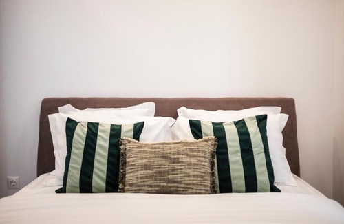 Stefanestii de Jos Apartment | Olive Apartment Cosmopolis