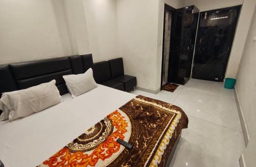 Kolkata House | Om Lodge Near Howrah Railway Station Family Friendly