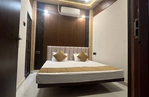 Mahmoorganj House | Om Nilay Paying Guest House By GRB