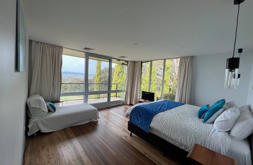Mount Panorama House | On the Mount Panorama racing circuit, large house with pool, tennis court