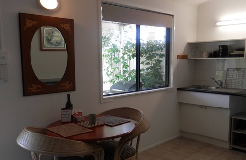 Rosemount Cabin | Open plan Studio, Fenced Yard for Dog, Gas BBQ, Firepit for marshmallow nights!