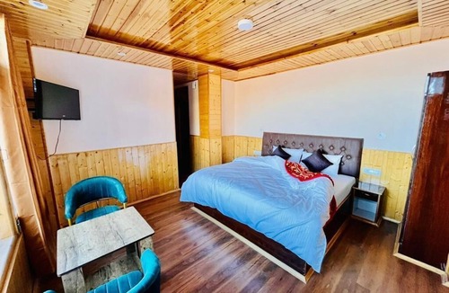 Theog Cottage | Orchid View Room | w King Sized Bed, Balcony, Food, Parking, Wi-fi