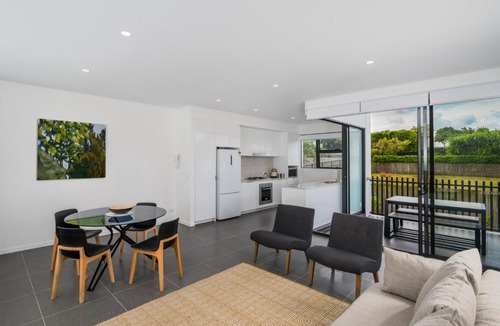 Bulimba Apartment | Oxford Steps - Executive 2BR Bulimba Apartment Across from the Park on Oxford St