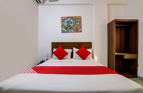 BTM Layout Hotel | OYO 15695 Varcity Comforts