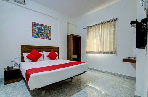 BTM Layout Hotel | OYO 15695 Varcity Comforts