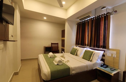 Kaloor Hotel | OYO 18604 Puthens Capitol Inn
