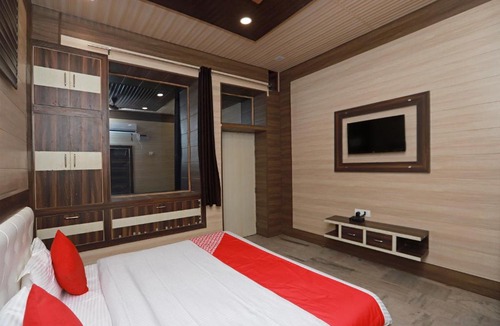 Mathura Hotel | OYO 37971 Mayur Resort