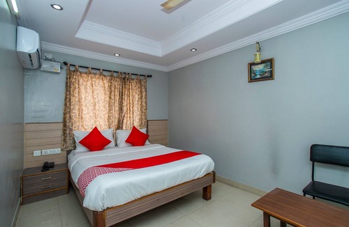 Kalasipalya Hotel | OYO Flagship 18338 White Fort