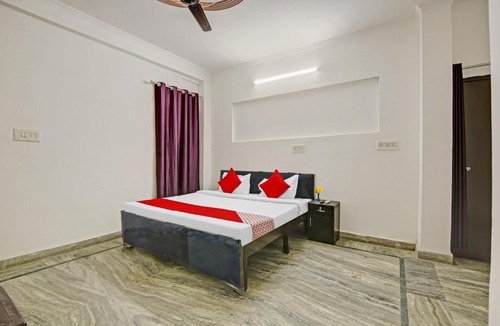 New Delhi Hotel | OYO Flagship Mannat Residency Near Shiv Vihar Metro Station