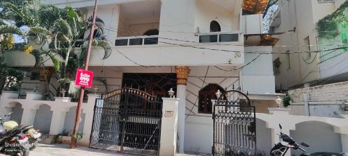 Banjara Hills Hotel | OYO Flagship R-Residency Near Birla Mandir