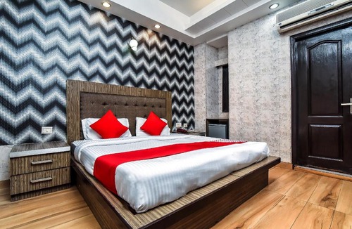 Sector 15 Hotel | OYO Hotel Sunrize Near Rohini Sector 18 Metro Station